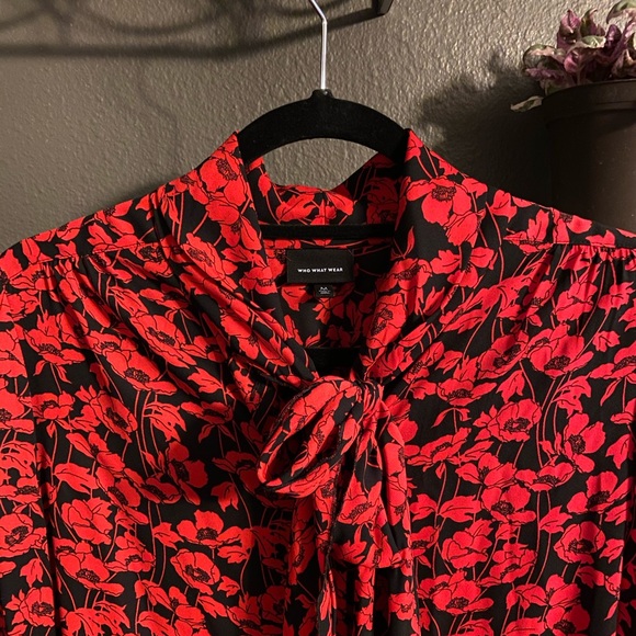 Who What Wear Red Floral Tie-neck Blouse - Picture 4 of 6